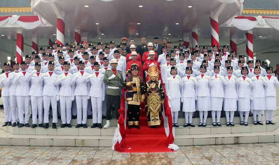 Pj Gubsu Agus Fatoni menjadi Inspektur Upacara Pengibaran Bendera Duplikat Bendera Merah Putih dalam rangka HUT Kemerdekaan Republik Indonesia 2024 di Lapangan Astaka Jalan William Iskandar, Kelurahan Medan Estate, Percut Sei Tuan, Deli Serdang, Sabtu (17/8/2024). [foto: ist]