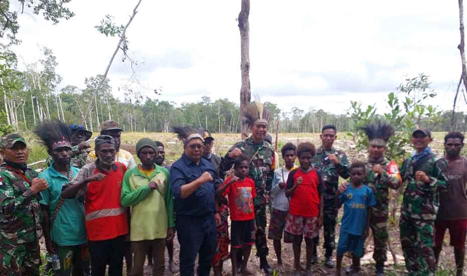 Mayjen TNI Ahmad Rizal Ramdhani, saat sosialisasi sawah 1 juta ha kepada masyarakat di kampung Uli-Uli, Distrik Ilwayam, Merauke, Papua Selatan, Rabu (14/8/2024). [foto: ist]